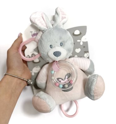 Музична іграшка для немовлят в коляску / ліжечко / автокрісло з колисковою Зайчик Ніжно-рожевий 38700 фото