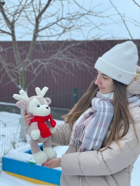 Плюшева в'язана іграшка Олень з шарфіком Світлобежевий 4149 фото