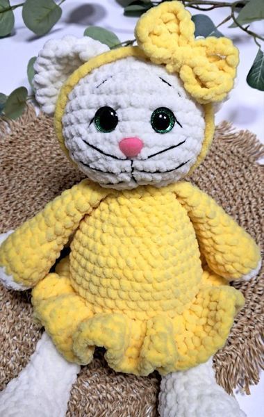 Плюшевая вязаная игрушка Котик в платье с повязкой 35 см Молочный / Желтый 45047 фото