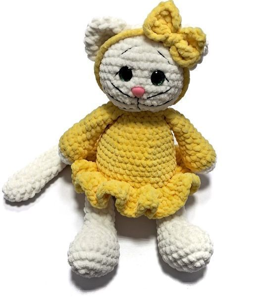 Плюшевая вязаная игрушка Котик в платье с повязкой 35 см Молочный / Желтый 45047 фото